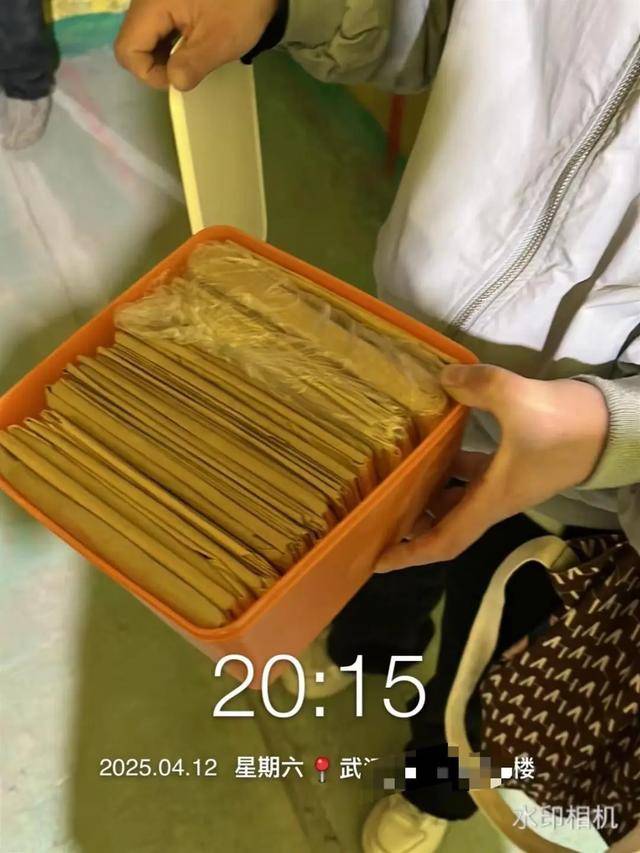 舊房翻新竟拆出10萬現(xiàn)金<strong></p>
<p>舊房翻新
</strong>！裝修經(jīng)理不敢告訴女業(yè)主……:舊房翻新
